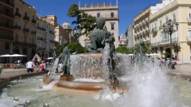 Valencia, İspanya - 2 Mayıs 2018: Plaza de la Virgen Valencia, İspanya Turia çeşme, turist. Plaza de la Virgen Valencia şehir merkezi yer alır.
