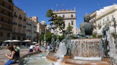 Valencia, İspanya - 2 Mayıs 2018: Plaza de la Virgen Valencia, İspanya Turia çeşme, turist. Plaza de la Virgen Valencia şehir merkezi yer alır.