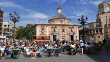 Valencia, İspanya - 10 Mayıs 2018: Plaza de la Virgen Valencia, İspanya turist. Plaza de la Virgen Valencia şehir merkezi yer alır.