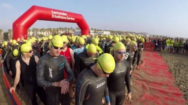 Valencia, İspanya - 12 Mayıs 2018: Triathletes Santander Maritim triatlon 1500 metre yüzme kısmı için hazır olun. Yüzme 40 kilometre Bisiklete binmek ve o zaman koşmak 10 kilometre takip eder.