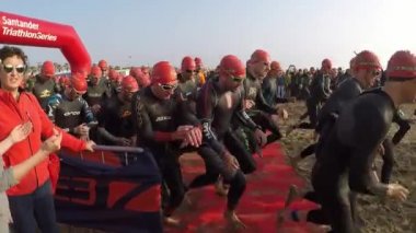 Valencia, İspanya - 12 Mayıs 2018: Triathletes Santander Maritim triatlon 1500 metre yüzme kısmı için hazır olun. Yüzme 40 kilometre Bisiklete binmek ve o zaman koşmak 10 kilometre takip eder.
