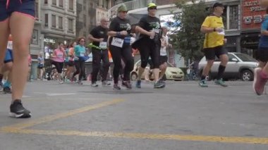 Valencia, İspanya-3 Kasım 2019: 10. Volta a Peu de les Falles 6k 'da yavaş çekimde Valencia, İspanya sokaklarında koşan bilinmeyen koşucuların videosu.