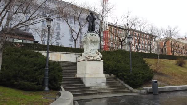 Мадрид Испания Января 2020 Года Статуя Франсиско Гойи Перед Музеем — стоковое видео