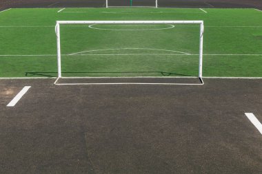 Okul bahçesinde 2 futbol sahası