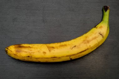 Bir muz gri mutfak masasında