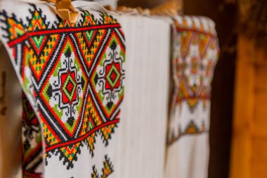 Keten bir havlu ile tarditional Belarus oranament bir masada yatıyor