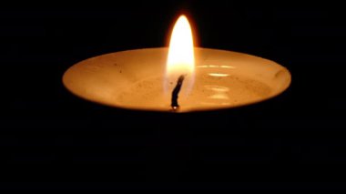 Karanlık odada izole Tealight