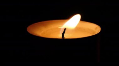 Karanlık odada tek yanan Tealight