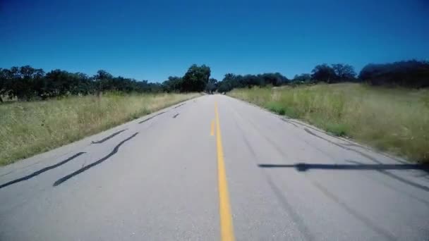 Meio de condução rodoviária POV — Vídeo de Stock