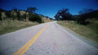 POV sürüş kırsal iki şeritli bir yol aşağı