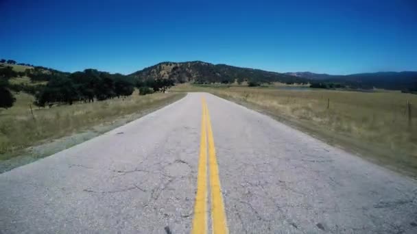 Guidare lungo la strada rurale paese POV — Video Stock