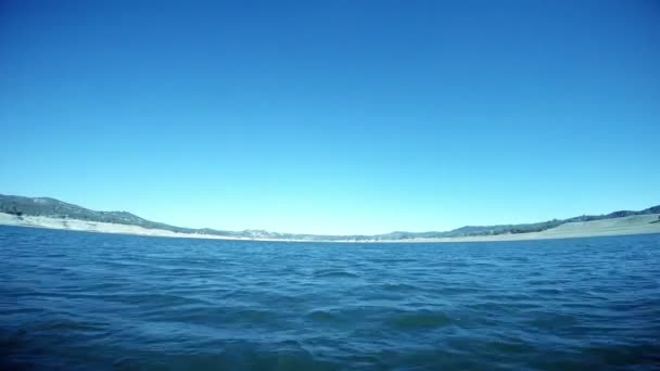 Voile à travers l'eau libre sur le lac — Video