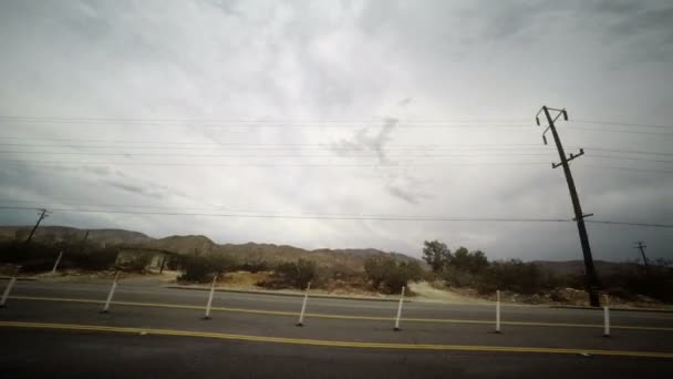 Mirando hacia el desierto abierto desde un coche en movimiento . — Vídeos de Stock
