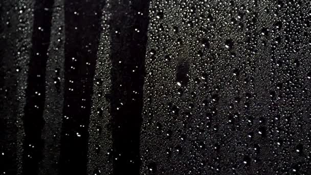 Gotas de agua sobre metal negro — Vídeos de Stock