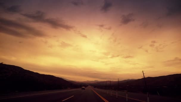 Conducción de coches en carretera durante el atardecer — Vídeos de Stock