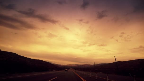 Voiture conduite sur la route pendant le coucher du soleil — Video