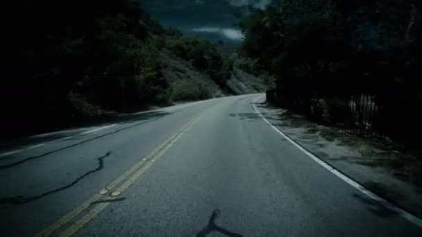 Αυτοκίνητο οδήγηση στο δρόμο τη νύχτα — Αρχείο Βίντεο