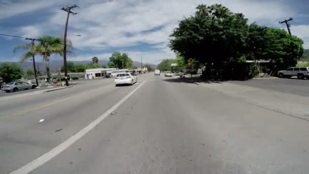 Автомобілем на дорозі міста — стокове відео