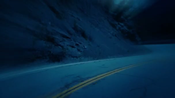 Snelheid van de auto drijven op nacht weg — Stockvideo