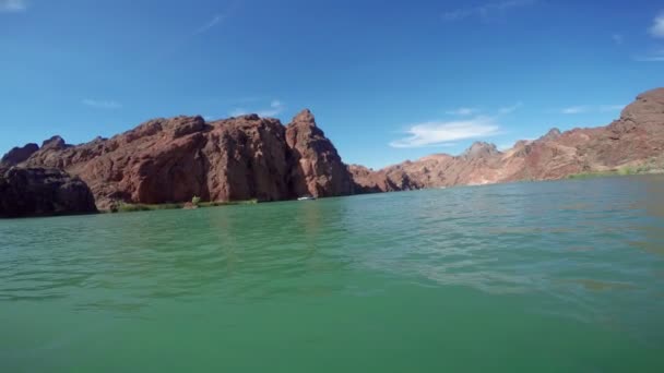 Barco a la deriva en el mar con montañas rocosas — Vídeos de Stock