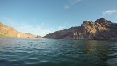 Rocky Dağları ile denizde sürüklenen tekne