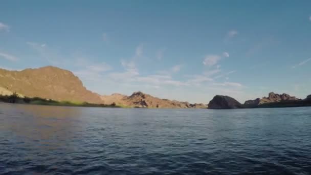 Barco a la deriva en el mar con montañas rocosas — Vídeos de Stock
