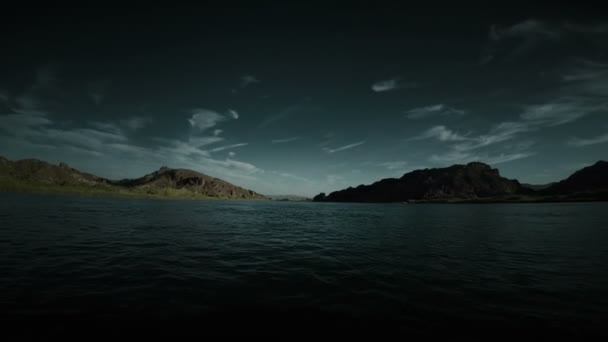 Bateau dérivant dans la mer avec des montagnes rocheuses — Video