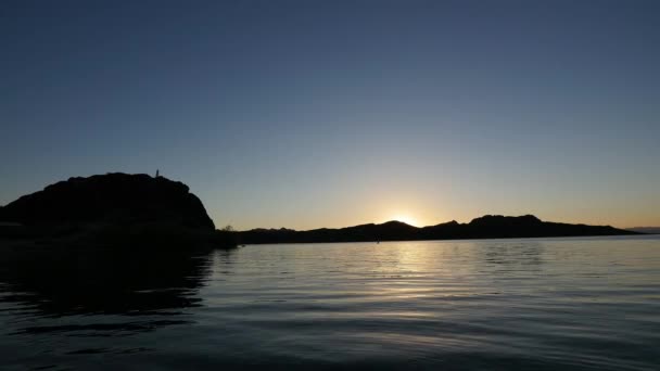 Blick auf den Sonnenuntergang am Seeufer — Stockvideo