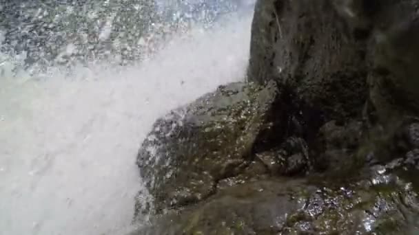 Aggrappati alle rocce sotto la cascata — Video Stock
