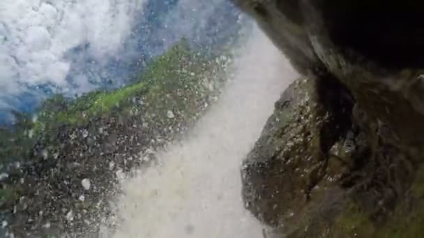 Schneller Wasserfall aus nächster Nähe — Stockvideo