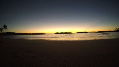 Boş Hawaii Lagoon Beach gün batımında