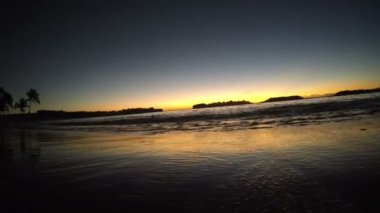 Kıyıya yakın kadar bulaşık su