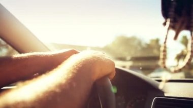 Direksiyon simidi üzerinde iki eli