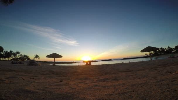 Observando el hermoso atardecer desde la playa de Hawaii — Vídeos de Stock