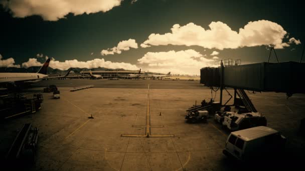 Surrealistyczne Vintage w stylu widoku z pustym lotnisku — Wideo stockowe