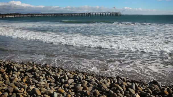 Felsiger Strand mit Blick auf Pier — Stockvideo