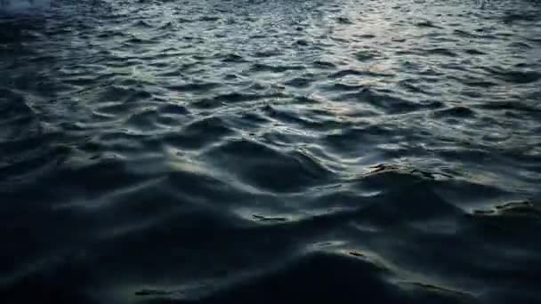 Calma superficie de agua oscura cámara lenta — Vídeo de stock
