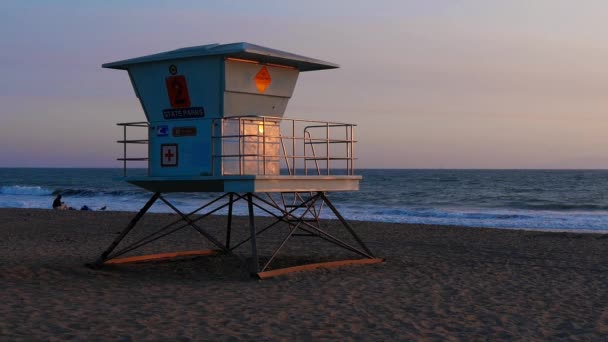 Geschlossener Bademeisterturm am Strand in Zeitlupe — Stockvideo