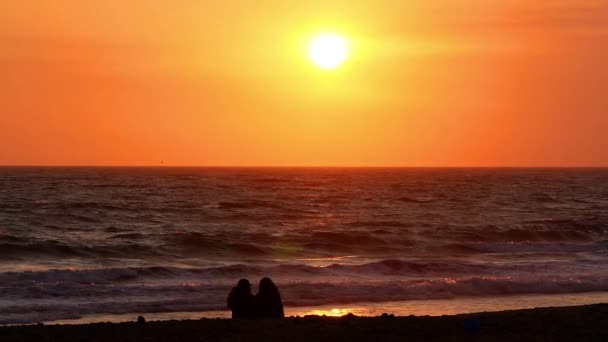 Two Women Enjoying the Sunset at the Beach — Stock video