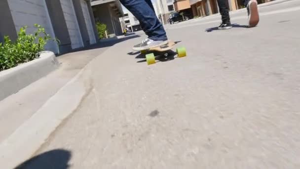 Kinderen cruisen steegjes in stad op Skateboard — Stockvideo