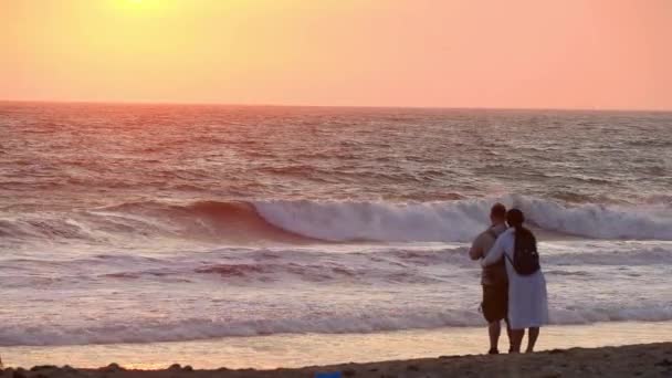 Пара, підтримуючи один одного на пляжі повільний рух — стокове відео