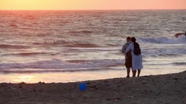 Casal abraçando uns aos outros na praia — Vídeo de Stock