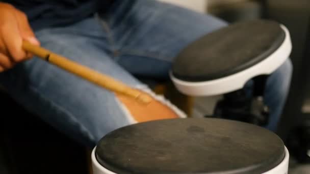 Jovem masculino praticando em almofadas de tambor — Vídeo de Stock