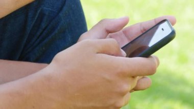 Genç Smartphone Kapanışta yukarı kaydırma