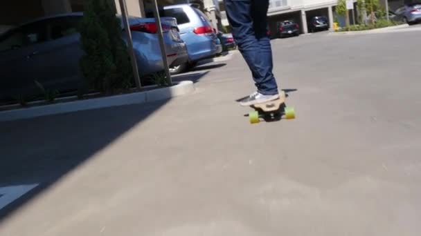 Skateboarder rijden op parkeerplaats — Stockvideo