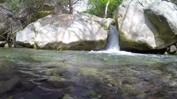 Wasser fällt in steinigen Teich — Stockvideo