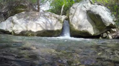 Kayalık su birikintisi içine düşen su