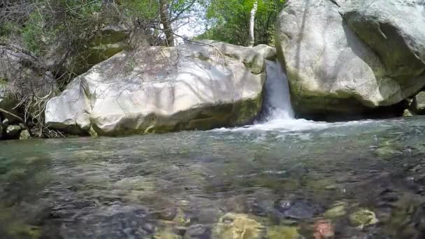 Wasser fällt in steinigen Teich — Stockvideo