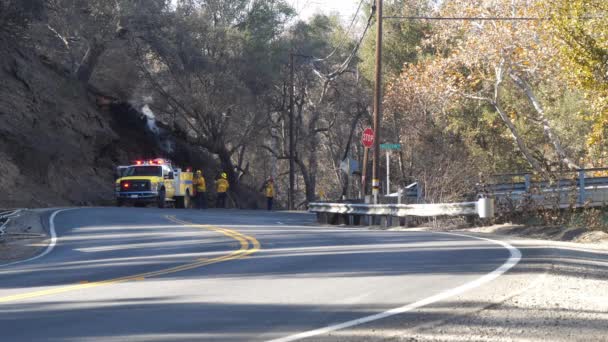 オーハイ カリフォルニア州 ベンチュラ郡消防士は ホット スポットの消滅し続けてから残っている か月始まりトーマス火災前 — ストック動画