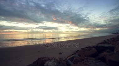 Güzel geniş açı görünümü, boş Beach, gün batımı / bulut ile güzel bir gün batımı bir geniş açı görünümünü dolu gökyüzü ve sıcak güneş.